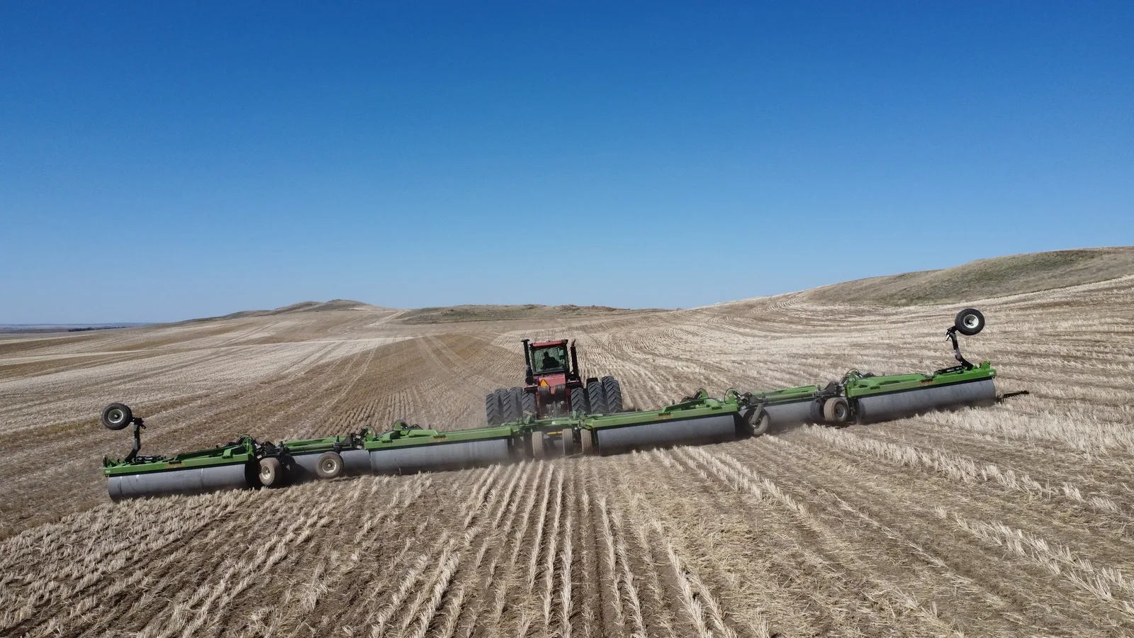 Mandako 7 PLEX LANDROLLER in full width configuration rolling wheat stubble field